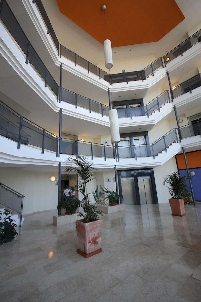 Apartamentos Vertice Sevilla Aljarafe بورموخوس المظهر الخارجي الصورة