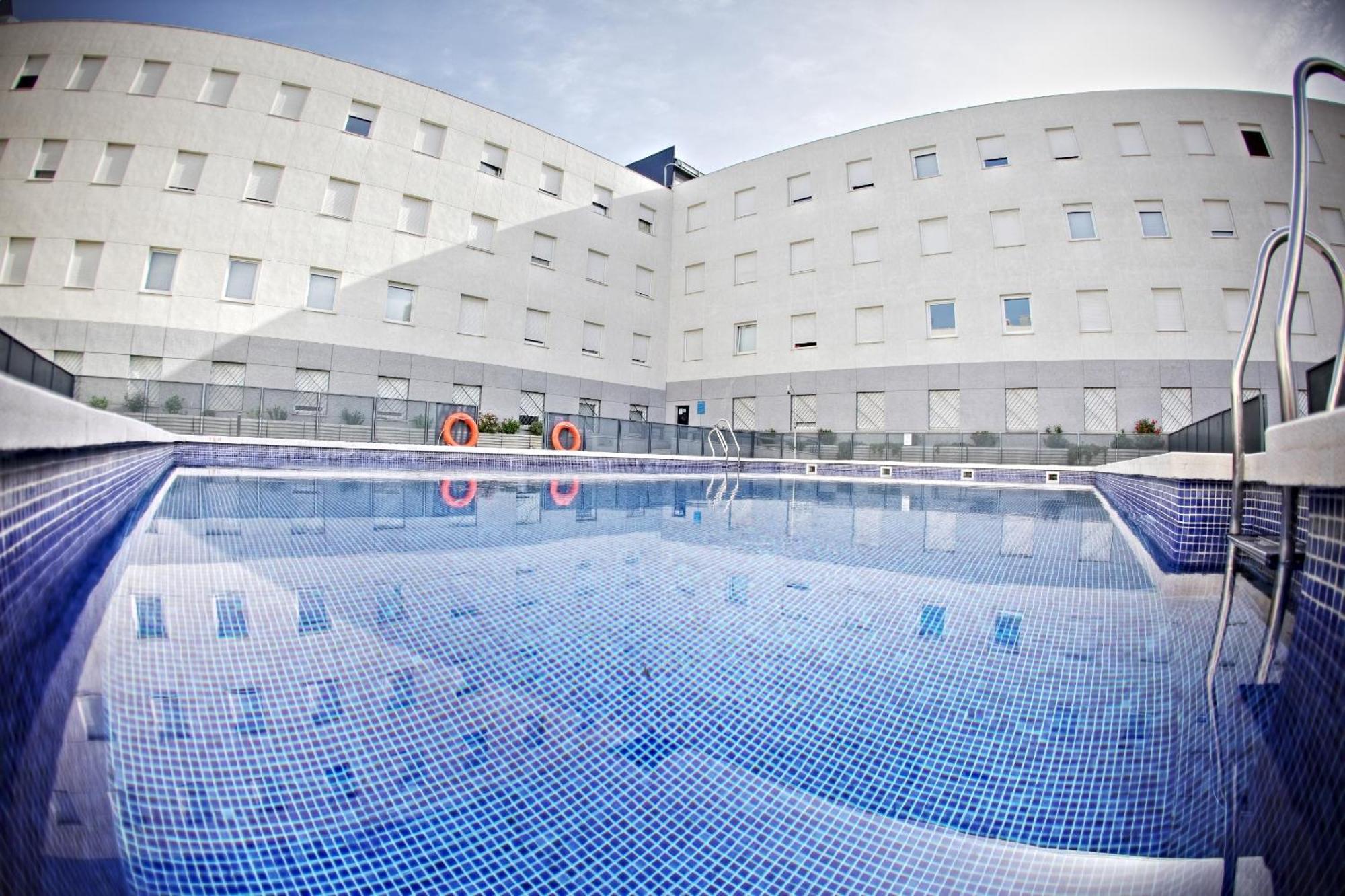 Apartamentos Vertice Sevilla Aljarafe بورموخوس المظهر الخارجي الصورة