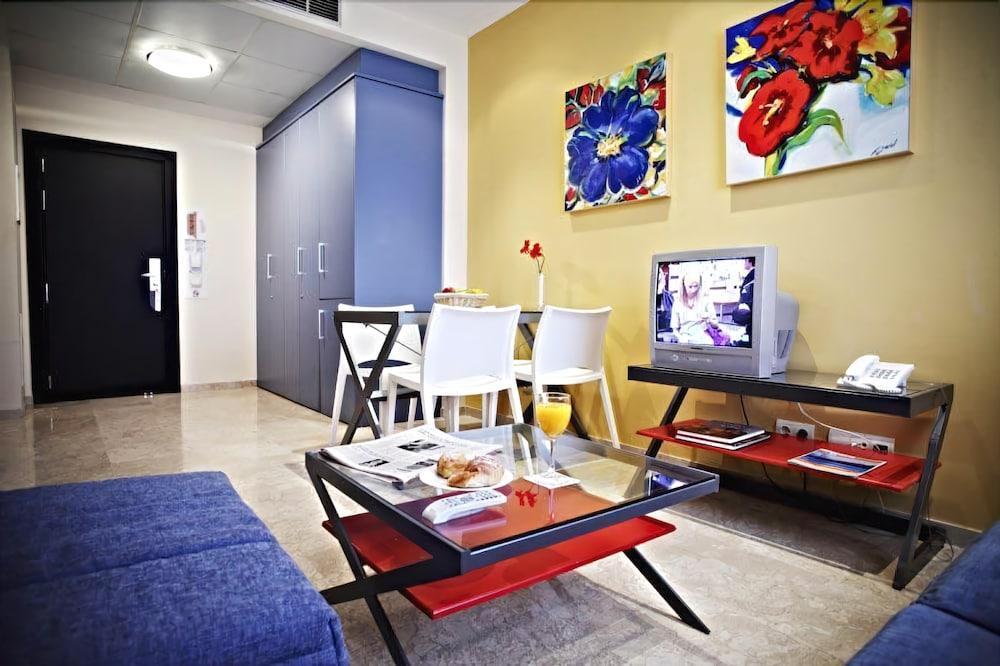 Apartamentos Vertice Sevilla Aljarafe بورموخوس المظهر الخارجي الصورة
